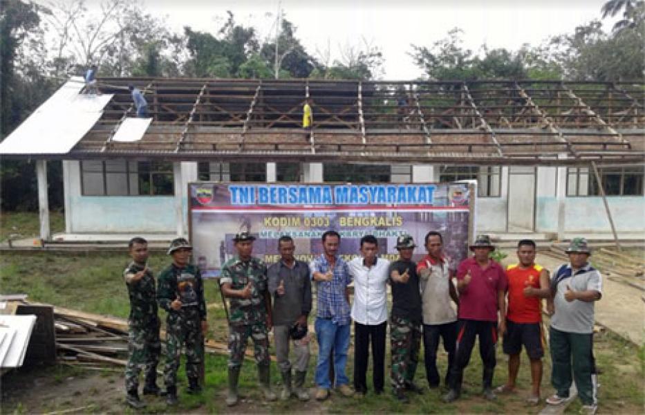 Kodim 0303/Bengkalis Bersama Komponen Masyarakat Bedah MDA Istiqmal Desa Temeran