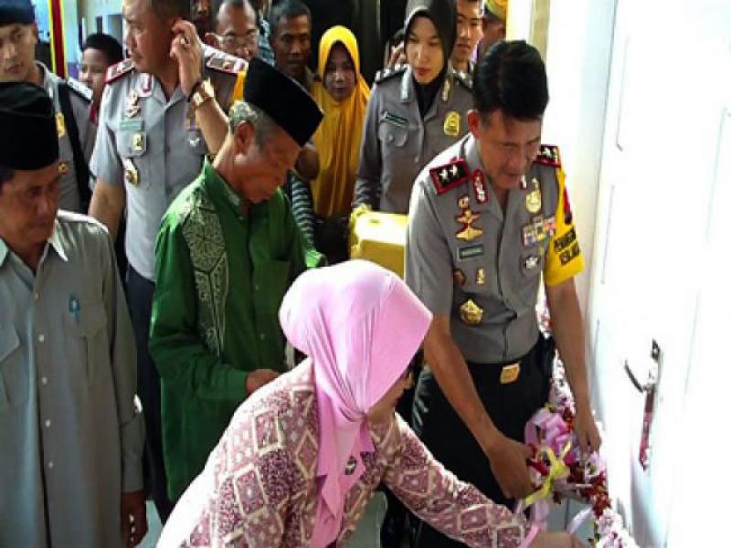 Lewat Program Polisi Peduli dan Jumat Barokah, Rumah Pak Jasmir Jadi Cerah