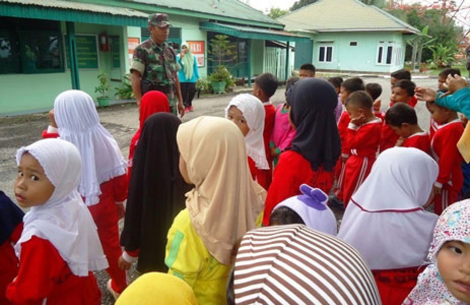 Markas TNI Koramil 02 Rambah Dikunjungi 35 Anak TK