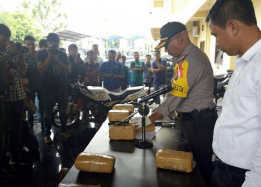 Miliki 7 Paket Daun Ganja, Kurir Dibawah Kendali Napi Dicokok Polisi