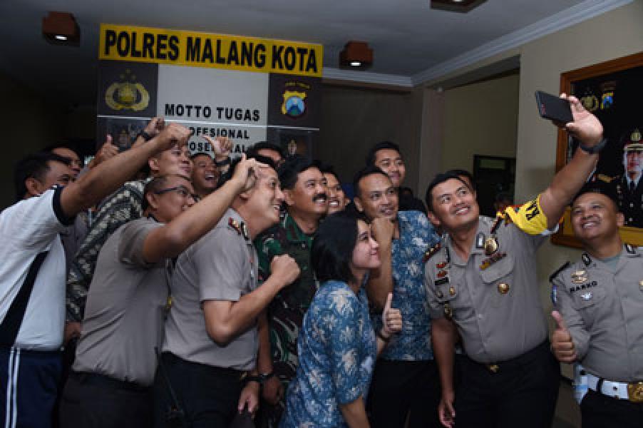 Panglima TNI Sholat Dzuhur di Kantor Polres Malang Kota