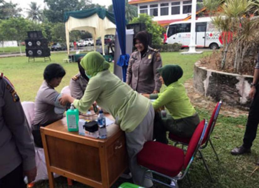 Peduli Kemanusiaan, Personel Polresta Pekanbaru Ikuti Donor Darah dan Pengobatan Gratis  