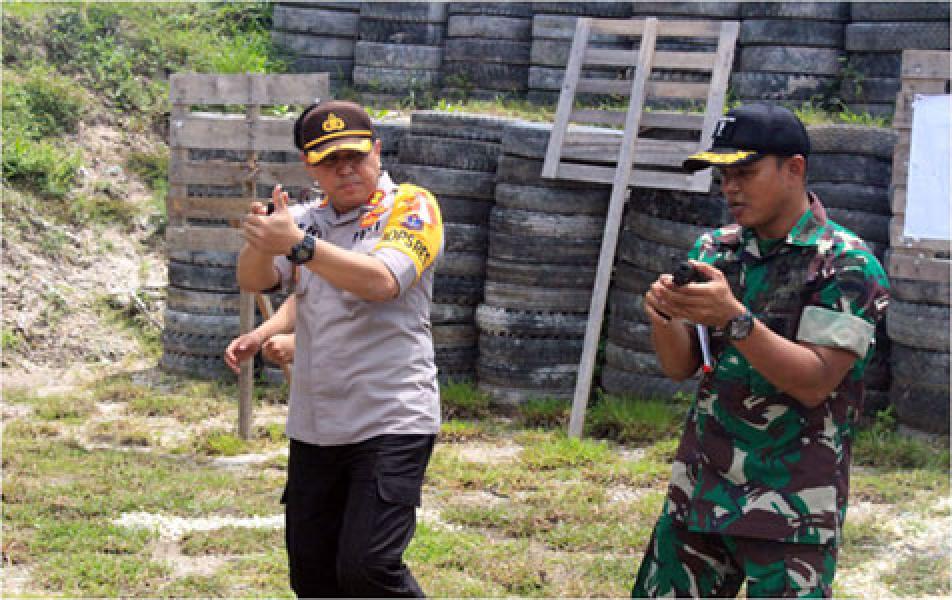 Pererat Kebersamaan TNI-POLRI, Danyonif 132/BS Dan Kapolres Kampar Gelar Latihan Menembak 