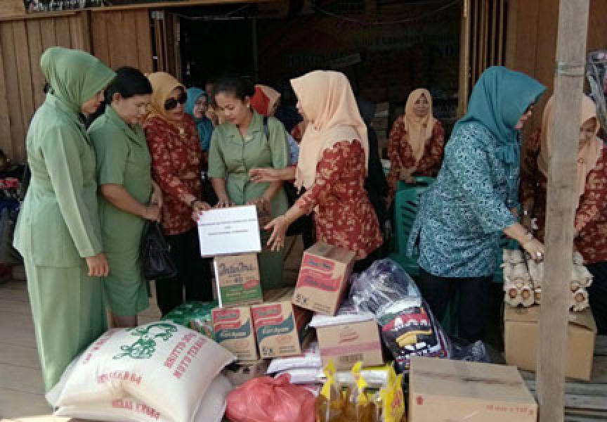 Persit KCK Cabang LXXVI Kodim 0321/Rohil Serahkan Sembako Untuk Korban Kebakaran