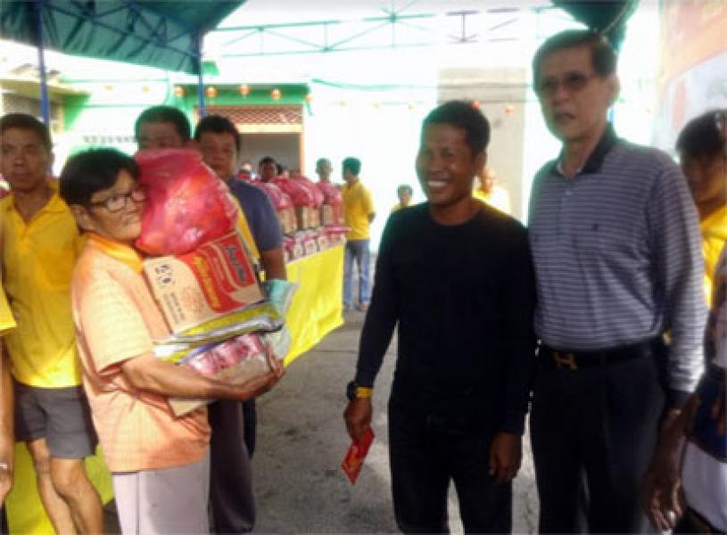 Sambut Imlek, Ikatan Persaudaraan Tionghoa Bagi-bagi Sembako