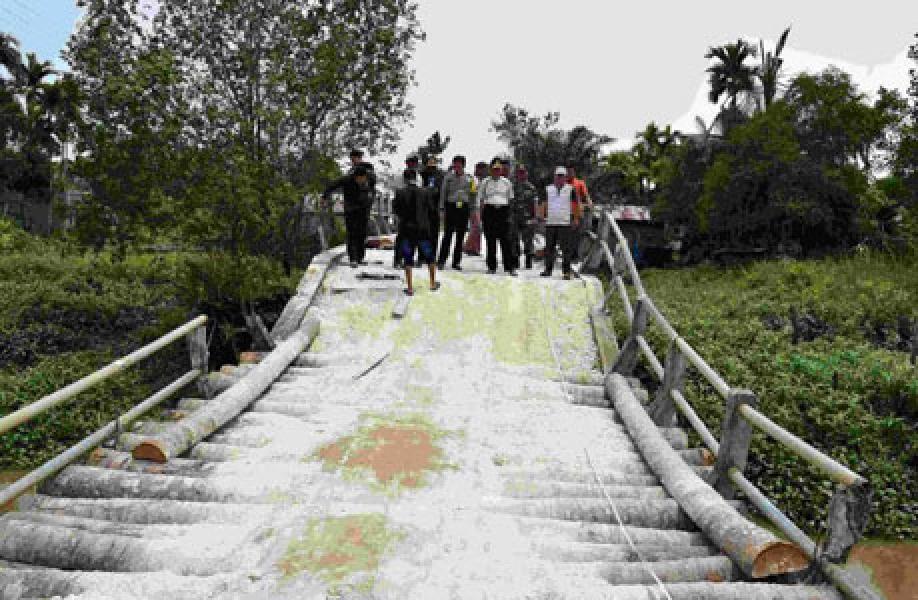 Sekda Riau Tinjau Jembatan Amblas dan Ruas Jalan Provinsi di Inhil