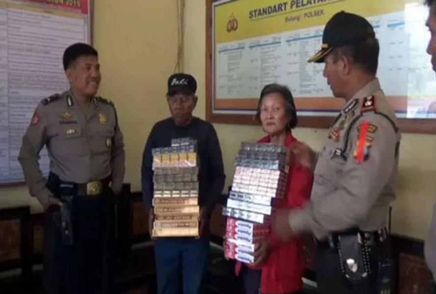 Sepasang Kakek-Nenek Kompak Mencuri Ratusan Bungkus Rokok