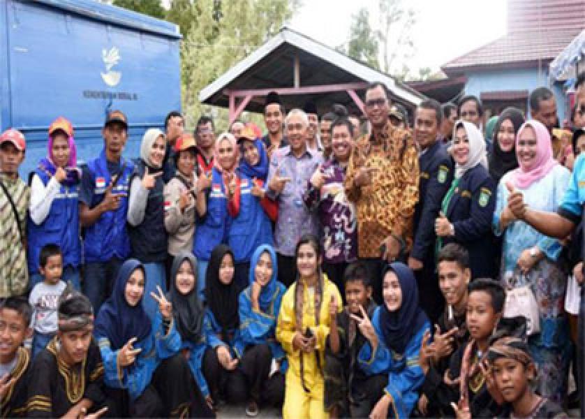 Serahkan Bantuan Bibit Buah ke Karang Taruna, Gubri Ajak Warga Jaga Lingkungan