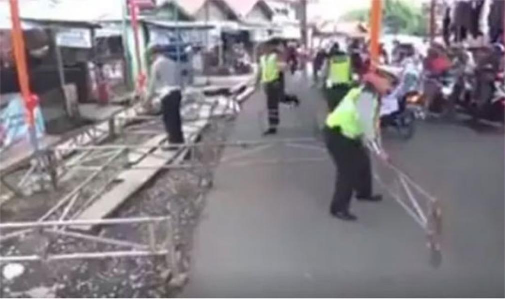 Tenda Kawinan di Tengah Jalan Dibongkar, Polisi: Mau Hajatan Enggak Bermodal!