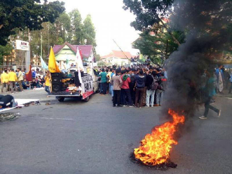 Tolak UU MD3, Ratusan Massa BEM Se Indonesia Kepung DPRD Riau