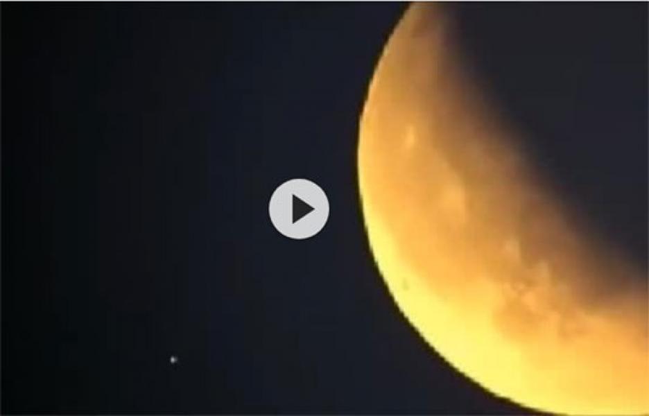 Video Penampakan Benda Misterius Terbang Saat Gerhana Bulan, UFO?