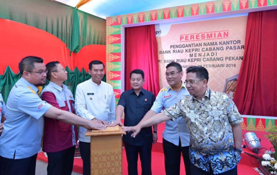 Walikota Firdaus MT Resmikan Nama Bank Riau Kepri Cabang Pekanbaru