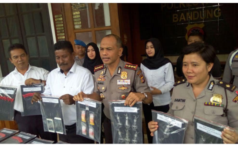 Wanita Cantik Ini Nekat Jual Hisap Sabu Secara Online