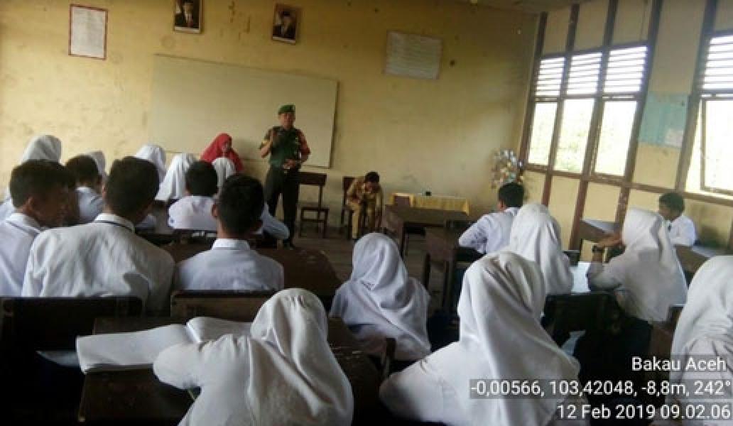 Babinsa Koramil 08/Mandah Beri Bimbingan Wawasan Kebangsaan di SMP Satu Atap Sendawa