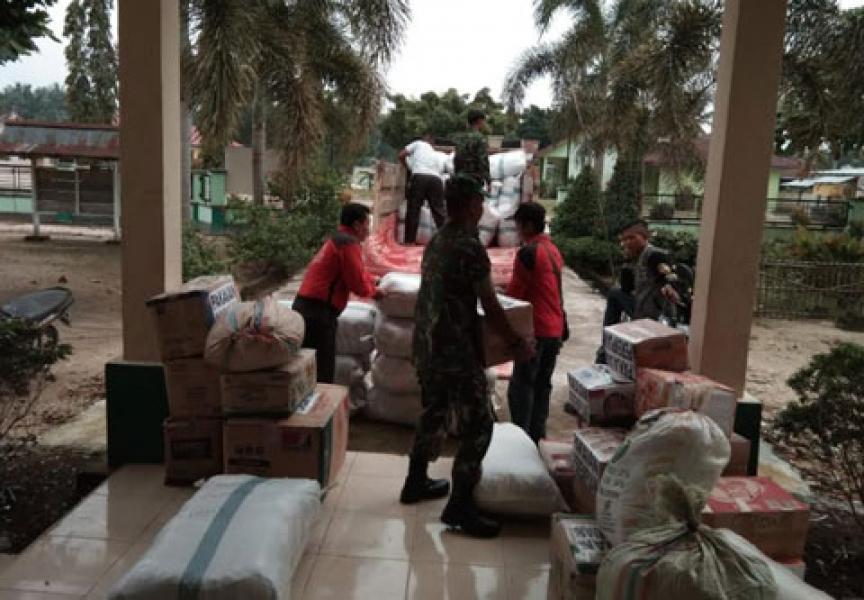Babinsa dan Masyarakat Siapkan Bahan Kontak Satpur Yonif 132/BS