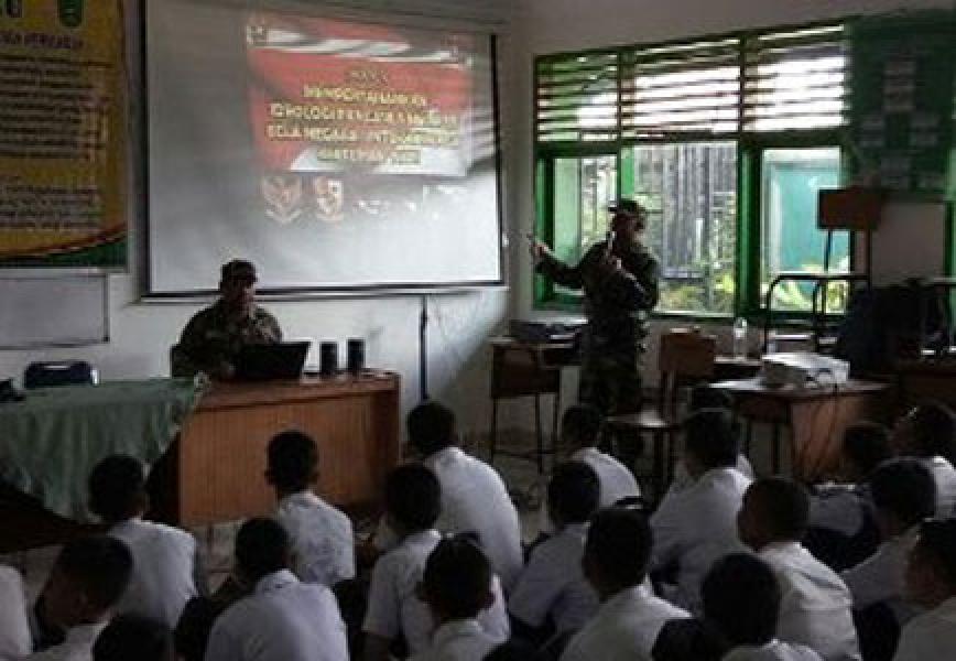 Bati Komsos Dan Babinsa Koramil 04 Dim 0301/Pekanbaru Beri Materi Wasbang Di SMKN 1 