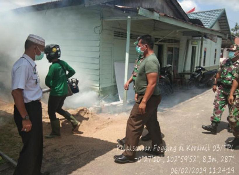 Cegah DBD, Koramil 03/Tempuling Gandeng Puskesmas Laksanakan Fogging