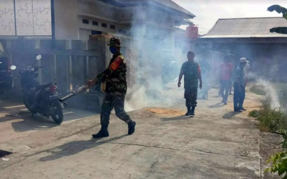 Cegah DBD, Koramil 04/Lima Puluh lakukan Fogging dan Goro Bersama Warga Kelurahan Sekip
