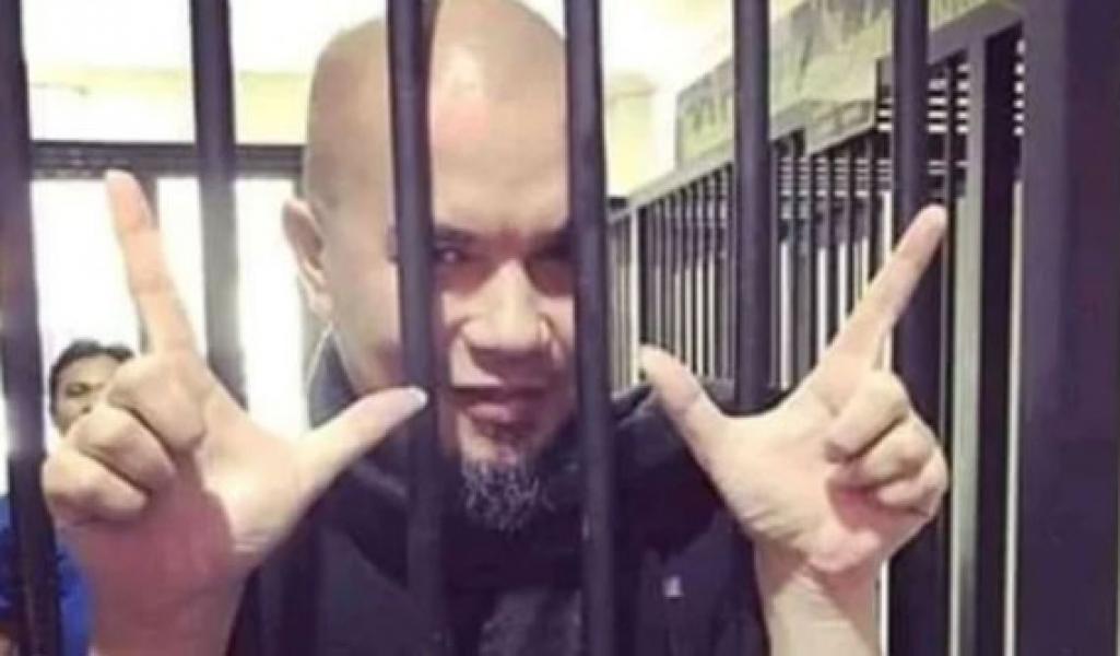 Dijenguk Mulan Jameela, Ahmad Dhani Minta Dibawakan Sarung