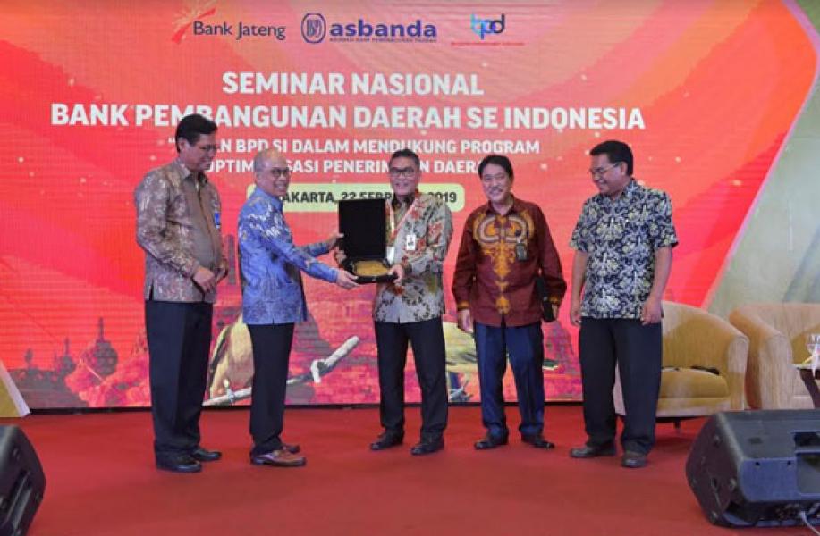 Dirut Bank Riau Kepri Narasumber Seminar Nasional BPD SI Di Solo