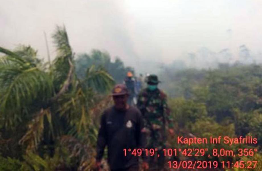 Kebakaran Makin Meluas, Personil TNI dan Masyarakat Antusias Padamkan Api
