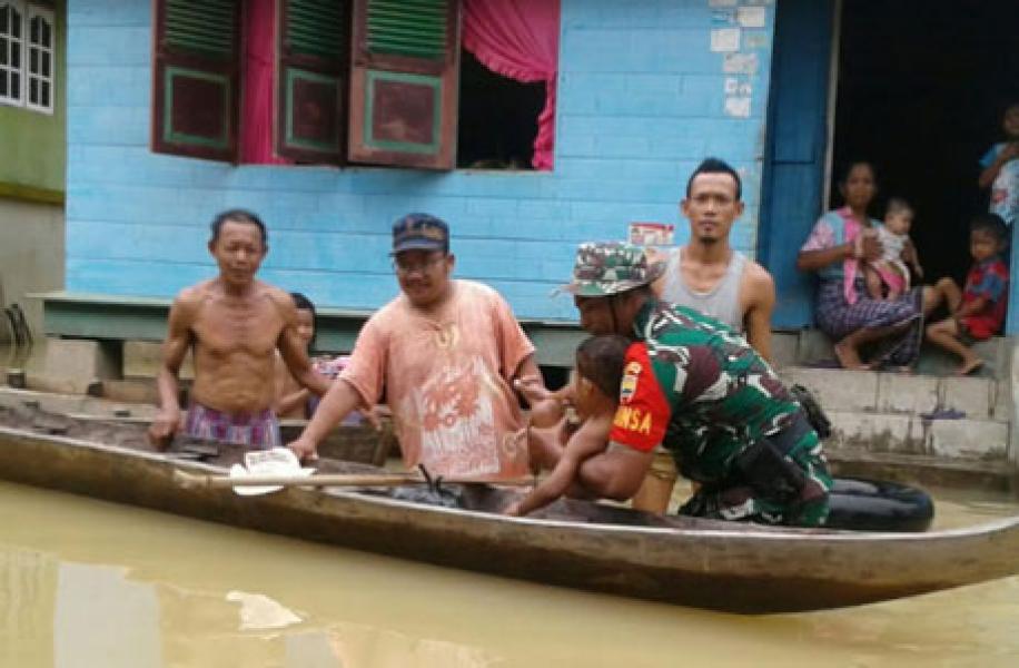 Koramil 05/Peranap Bantu Evakuasi Korban Banjir Desa Setakoraya