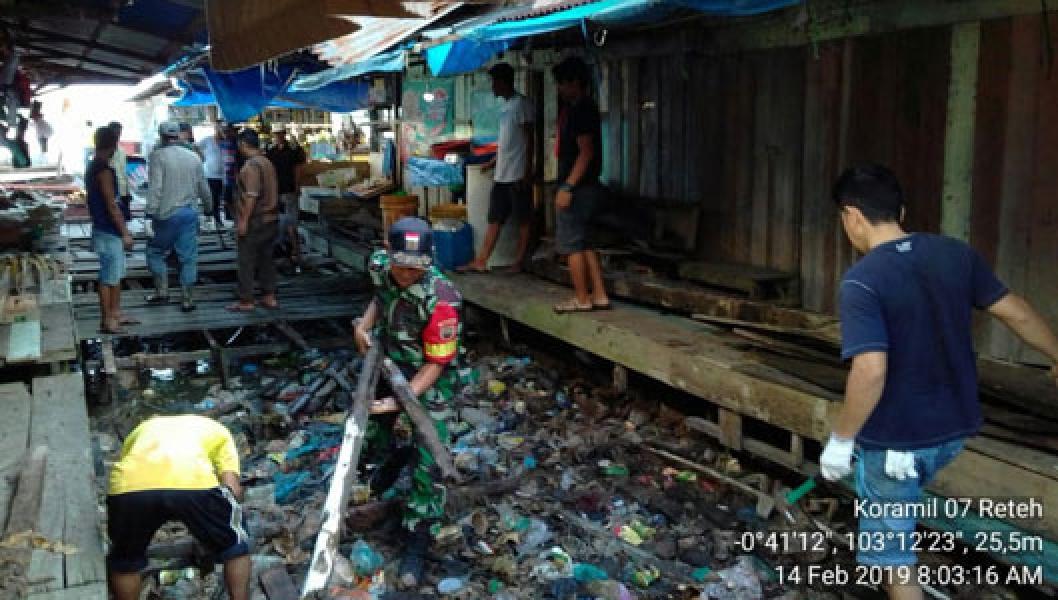 Koramil 07/Reteh Ajak Warga Goro Perbaikan Jalan Jerambah Pasar Bom Tepi Laut