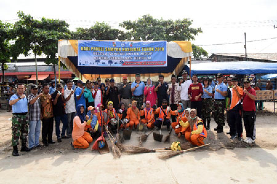 Lanud RSN Bersama Warga Gelar Aksi Bersih Sampah di Pasar Pagi Arengka