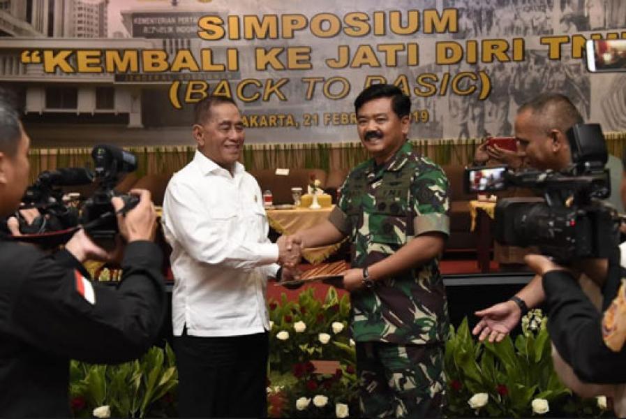 Panglima TNI Terima Tongkat Estafet Simposium