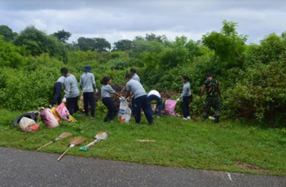SPKKL Kupang Bakamla Dukung Lantamal VII Bersihkan Kota Kupang