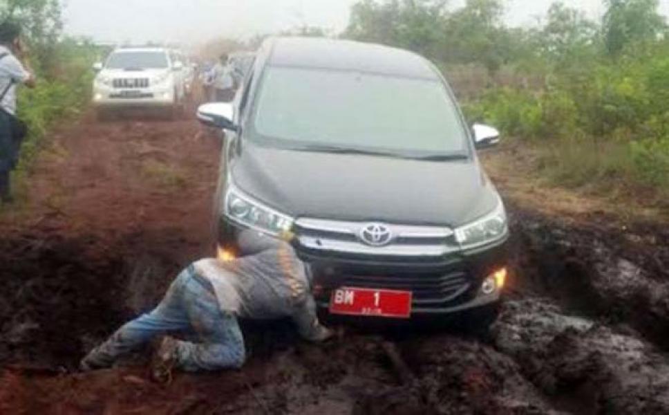 Tolak Land Cruiser, Gubernur Syamsuar Pilih Innova Bekas untuk Mobil Dinasnya