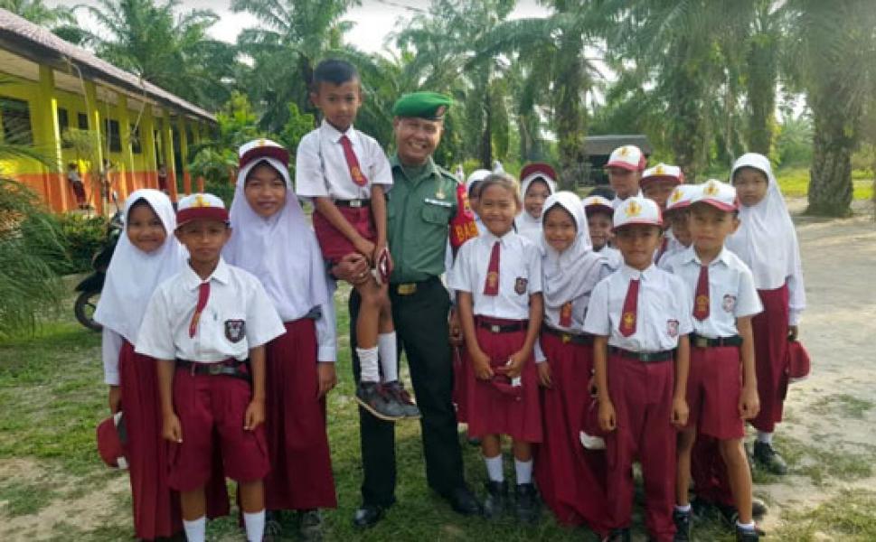 Upacara Bendera di SDN 027 Bangko, Sertu Baharuddin: Sayangi Generasi Penerus Bangsa