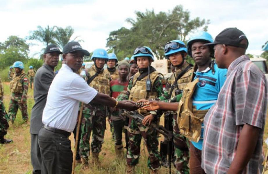 Warga Ex-Combatan Serahkan Senjata Pada Satgas TNI Konga XXXIX-A RDB MONUSCO di Republik Demokratik Kongo