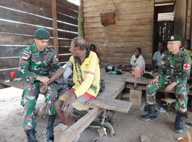 Akses Sulit Dijangkau, Prajurit Yonif 411 Kostrad Adakan Pengobatan Keliling di Pedalaman Papua