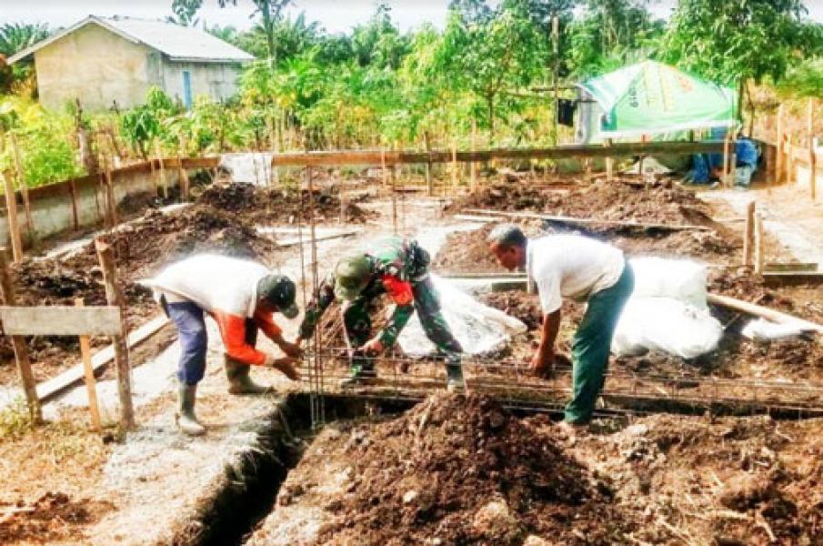 Babinsa 02 Rambah Bantu Bangun Rumah Warga Binaan