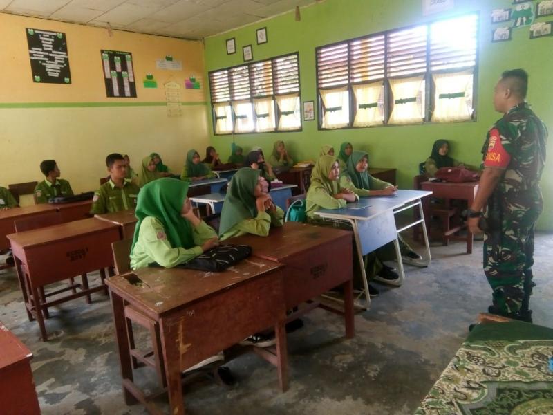 Babinsa Koramil 05/Kampar Kiri Berikan Motivasi Belajar di SMUN 1 Kampar Kiri Tengah