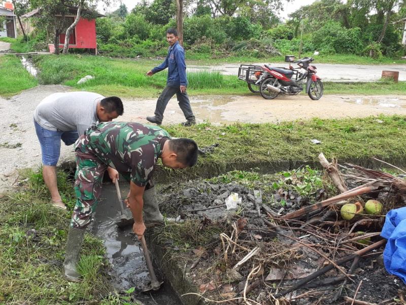 Babinsa Koramil 05/Kampar Kiri Kodim 0313/kpr Goro Bersihkan Parit