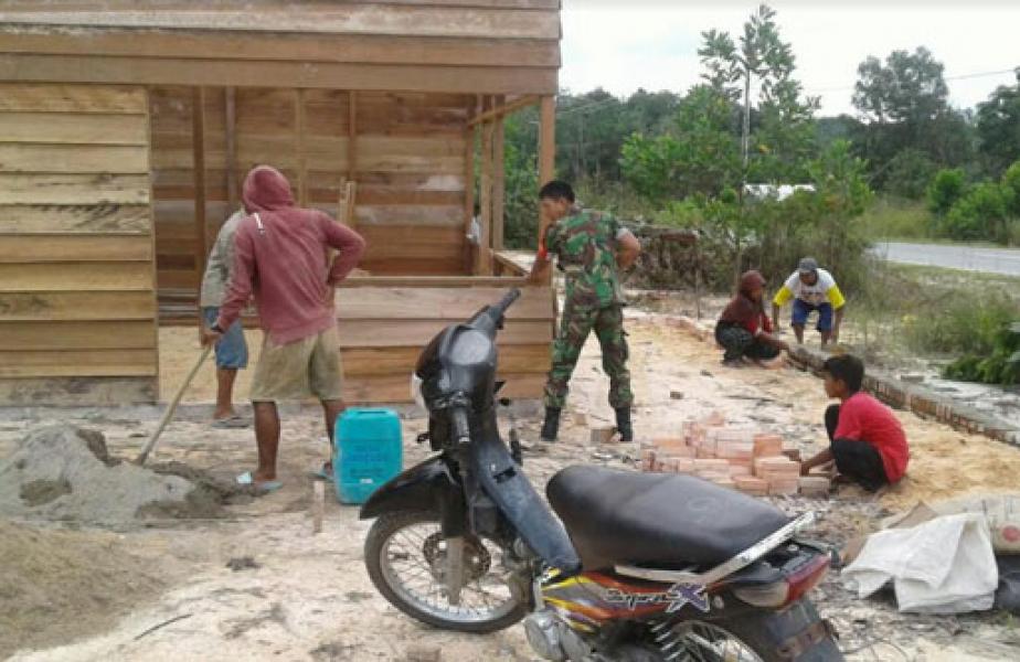 Babinsa Koramil 15/KK Kodim 0313/Kpr Bantu Bangun Rumah Tidak Layak Huni