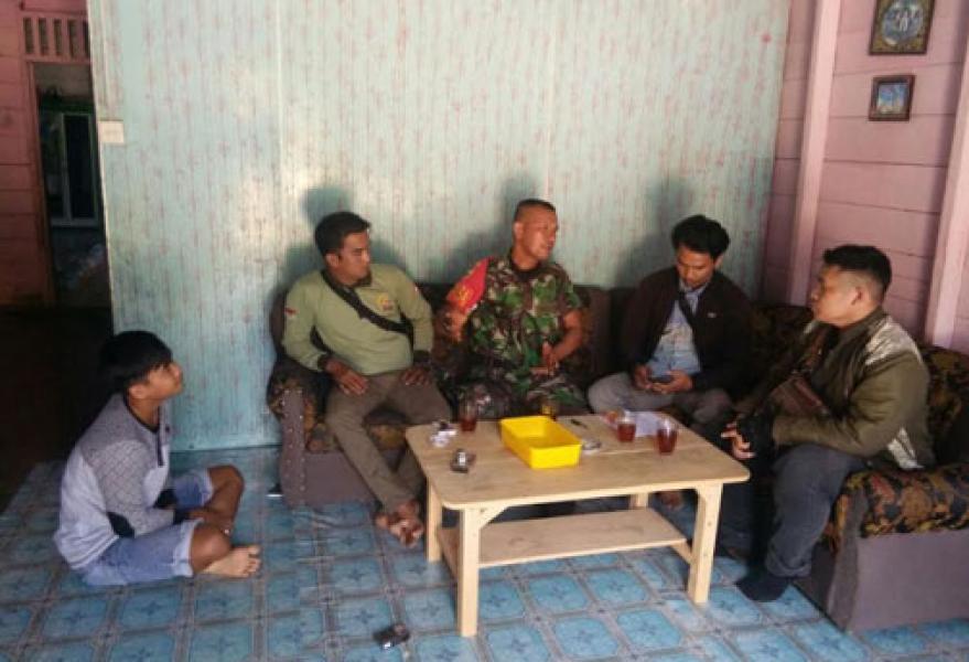 Babinsa Koramil 15/KK Kodim 0313/Kpr Gelar Komsos Karhutla di Kerumutan, Antisipasi Kebakaran Lahan