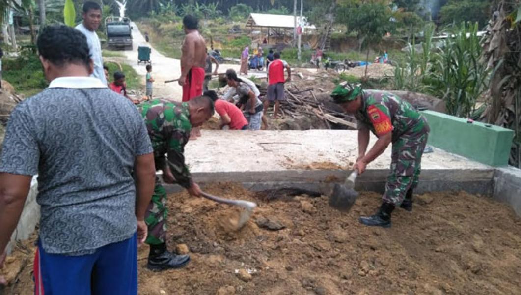 Babinsa Koramil 15/Kuala Kampar Kodim 0313/Kpr Bantu Warga Bangun Drainase