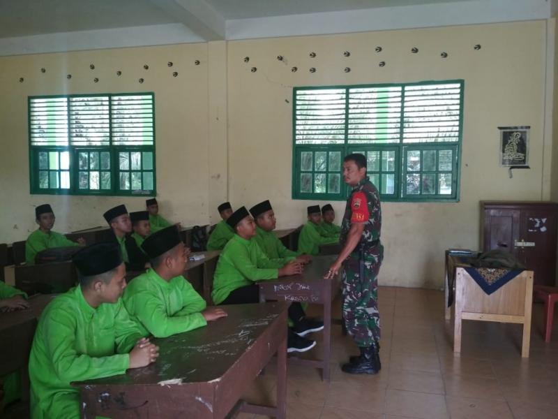 Beri Semangat dan Motivasi Kepada Para Siswa, Babinsa Koramil 05/KK Kunjungi SMP IT Sahruddiniyah 