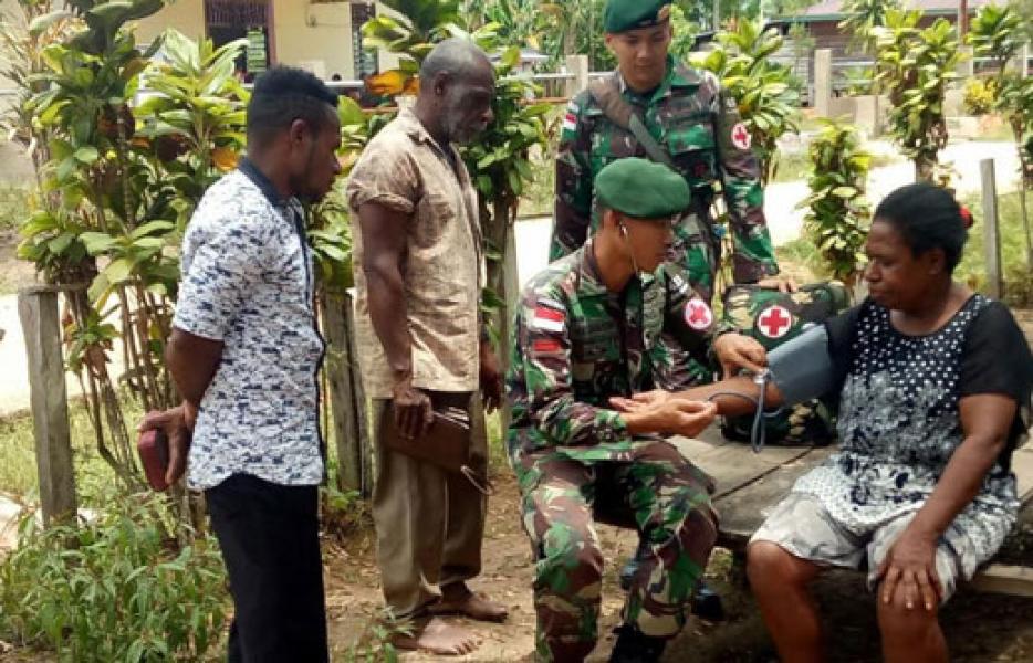 Berkeliling Kampung, Anggota Pos Kalimaro Yonif 411 Kostrad Berikan Layanan Kesehatan Warga