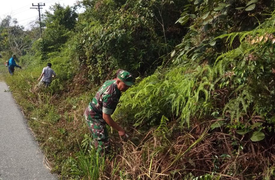 Bersama Warga Babinsa Koramil 05/KK Gotong Royong Bersihkan Jalan