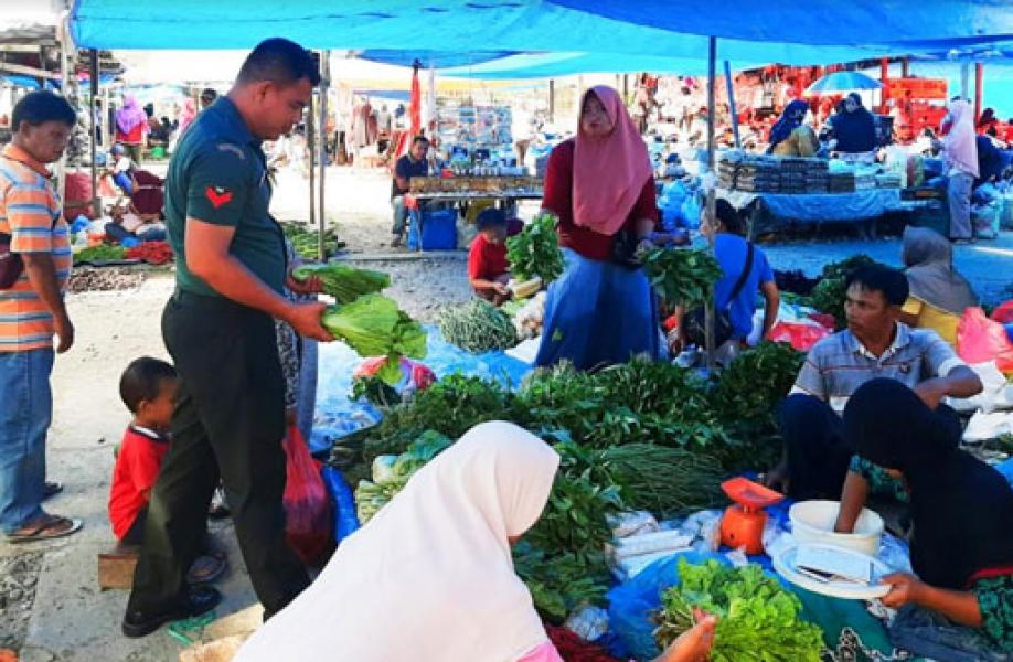 Cek Harga Sembako, Ini yang Dikatakan Babinsa Koramil 10 Kunto Darussalam