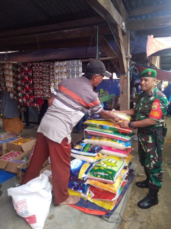 Cek Harga Sembako Babinsa Koramil 05/KK Turun Kepasar Tradisional Bina Baru