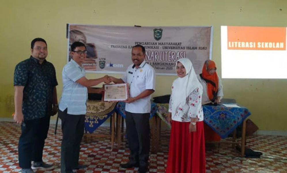 Di Kampar, Fikom UIR Bekali Siswa di Tiga Sekolah Literasi Digital