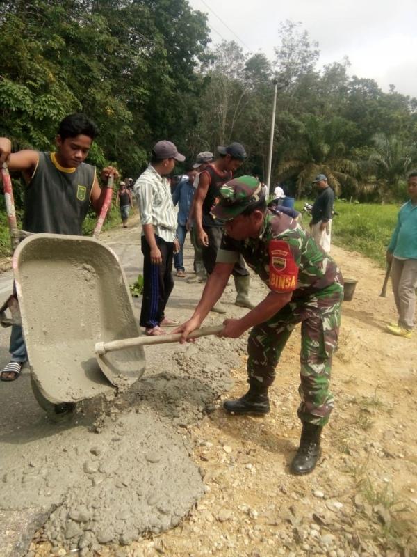 Goro Bersama Warga, Babinsa Koramil 05/Kampar Kiri Bantu Semenisasi Jalan Desa Sungai Paku