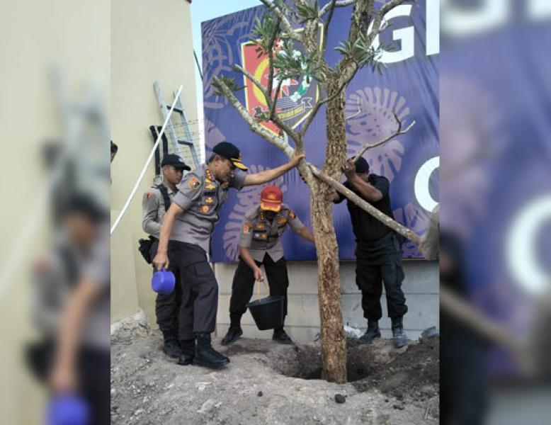 Kalemdiklat Polri dan Kapolda Riau Tanam 1.000 Pohon di SPN Polda Riau