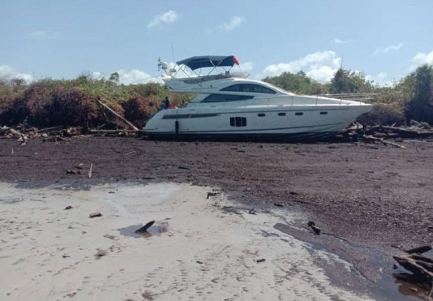 Kapal Pesiar dan 5 WNA Terdampar di Pulau Bengkalis