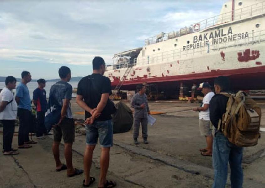 Kazona Timur Tinjau Progress Docking KN Ular Laut 405
